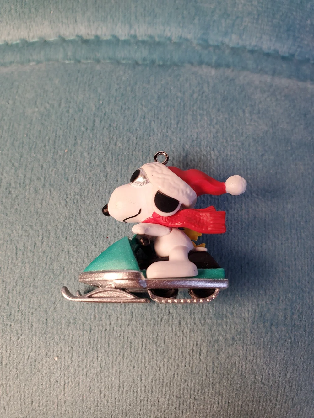 Hallmark Keepsake Peanuts Winter Fun with Snoopy 2015 Mini Ornament QXM8507